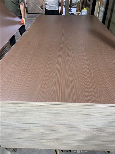 Hot Sale 18mm Melamine Laminert kryssfiner Poplar Core, E0 lim