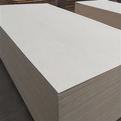 Poplar- eller tregemasseblandingspartikkeltavle